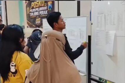 Suami dan Adik Hilang Bersama KM Virgo Transport 8, Warga Kudus Datang ke Surabaya Cari Kepastian