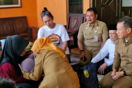 Harapan di Tengah Tangis: Ibunda Yusuf dan Adam Masih Menanti Kepastian dari Laut Masalembo