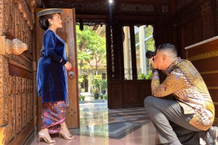 Kagumi Pakaian Adat Perempuan Kudus, Wamen Giring Ganesha Abadikan Istri Tampil Anggun