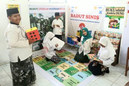Lewat Badut Sinis, SD 3 Jepang Ubah Sudut Baca Jadi Ruang Belajar Interaktif