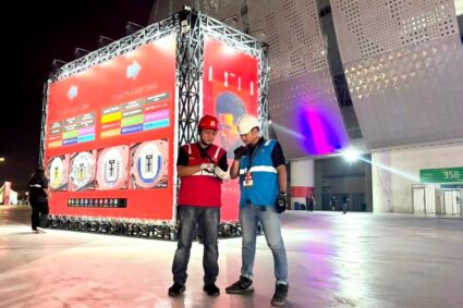 Di tengah kemeriahan konser The Weeknd, petugas PLN UP3 Tanjung Priok selalu siaga memantau kondisi kelistrikan di dalam JIS