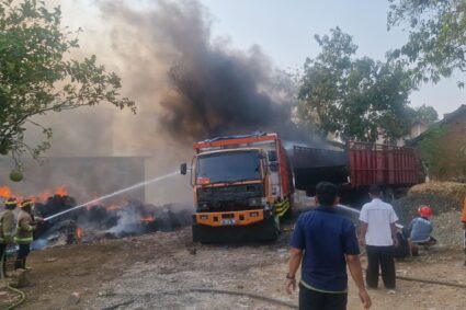 Dua Truk dan Limbah Kapuk Terbakar di Kudus, Damkar Cegah Api Merembet ke Ponpes