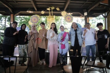 Happy Salma Ajak Masyarakat Merawat Tradisi Lewat Lestari Tradisi Bandung 1990