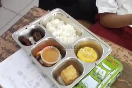 Siswa SD di Kudus ini Belajar hingga Makan MBG Diganggu Lalat