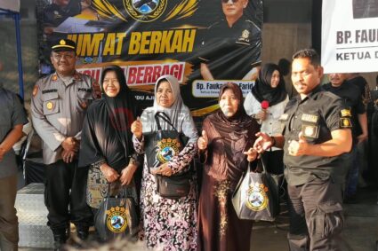 Lindu Aji Kudus Bagikan Ratusan Paket Sembako dalam Jumat Berkah