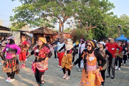 Srikandi Semarak Bersatu Kudus Peringati Hari Batik Nasional dengan Senam dan Lomba Kostum