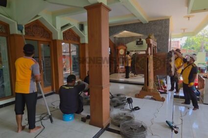 Polisi, RRM, dan Warga Kompak Bersihkan Masjid Al Ihsan Getaspejaten Kudus