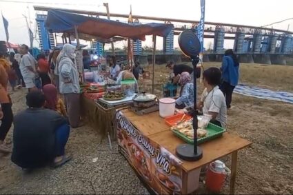 Jajan Pakai Koin Kayu, Sarkem Kalirejo Suguhkan Kuliner di Tengah View Bendung Wilalung