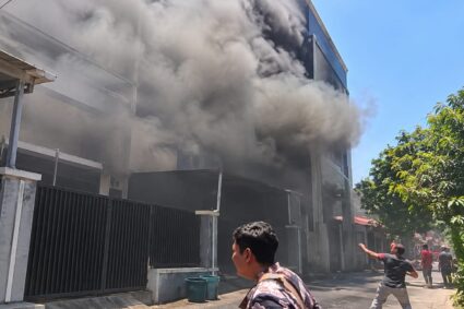 Tiga Anak Panti Terjebak Kebakaran di Lantai Tiga, Dievakuasi Gunakan Tali