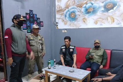 Penertiban Karaoke Ruko Ronggolawe, Satpol PP Kudus Amankan Puluhan Botol Miras