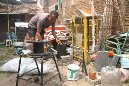 Sulap Sampah Plastik Jadi Bahan Bakar, Warga Rendeng Kudus Bikin Mini Pirolisis dari Barang Bekas