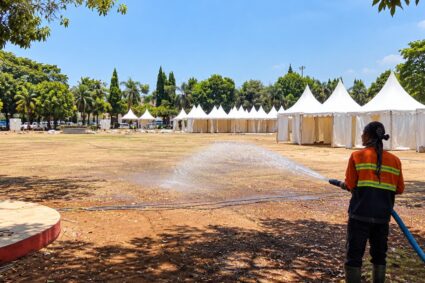 Alun-Alun Dipel, Lapangan Disiram, PKPLH Kudus Pulihkan Rumput Simpang Tujuh Usai Padat Event